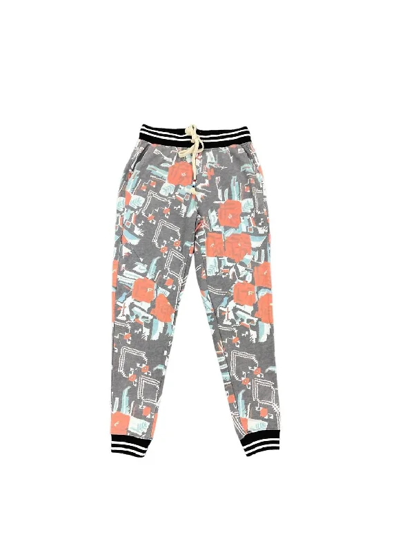 Printed tight trousers for women with bold patterns and eye-catching designs -Jogger In Rose Garden