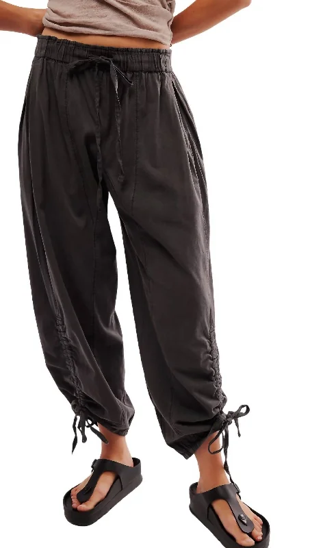 High-waisted tight trousers for women with flare leg and retro aesthetic -Hadley Poplin Pant In Black