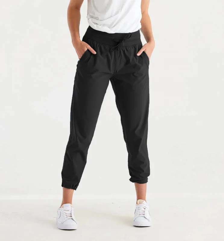 High-rise tight trousers for women with pleated front and classic look -Breeze Cropped Pants In Black